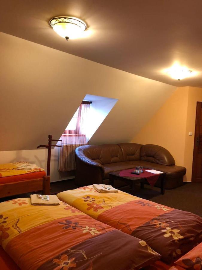 Penzion Kelt Hotel Zator Bagian luar foto